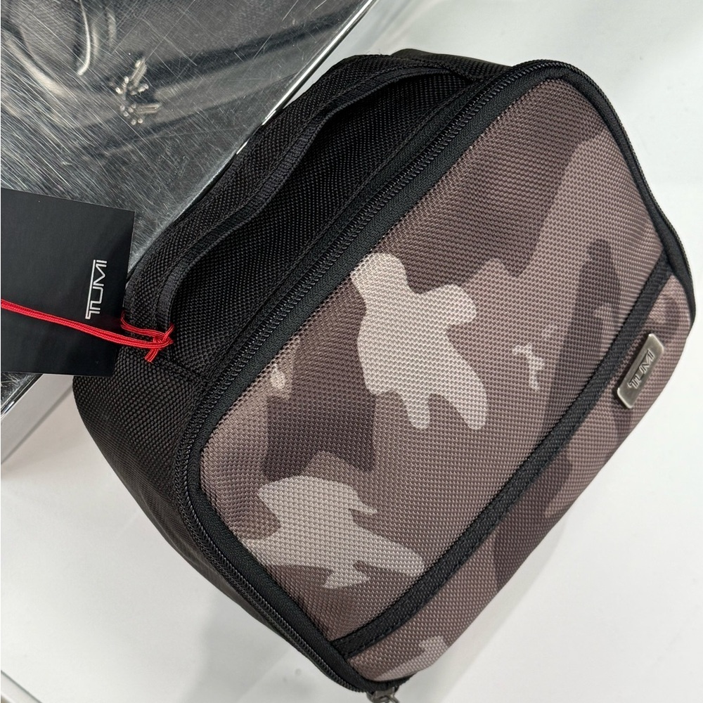 (new+tag) Tumi rare camo travel kit top handle (unisex) - Picture 3 of 11